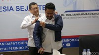 Ketua Umum (Ketum) Perindo Hary Tanoesoedibjo melantik dua kader barunya di jabatan baru partai. Kedua kader itu yakni eks kader PSI Michael Victor Sianipar dan eks Sekretaris Dewan Pimpinan Wilayah (DPW) PPP DKI Jakarta yang juga putra Wakil Menteri Agama, Najmi Mumtaza Rabbany di kantor DPP Perindo, Jalan Pangeran Diponegoro, Menteng, Jakarta, Jumat (28/4/2023).
