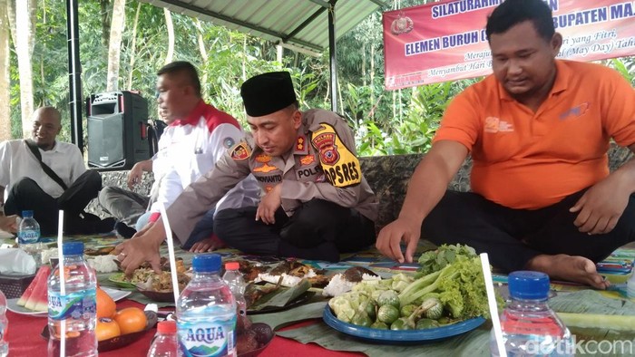 Momen polisi dan buruh di Majalengka ngaliwet bersama