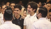 Ini momen saat Al Ghazali dan El Rumi ressmi bergabung sebagai kader Gerindra di kediaman Prabowo, Jalan Kertanegara, Jakarta Selatan, Kamis (27/4/2023).