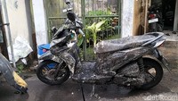 Dua motor tertimpa material tembok tanggul yang ambrol (Foto: Deny Prastyo Utomo/detikJatim)