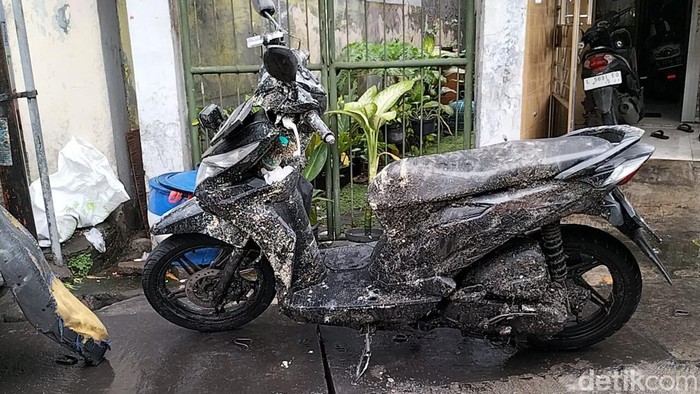 Motor milik warga yang tertimpa material temok sungai di Surabaya yang ambrol