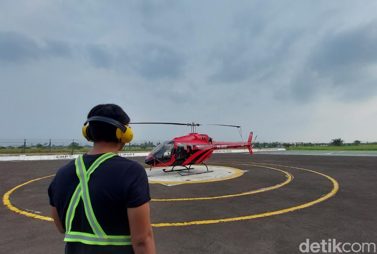 Naik helikopter