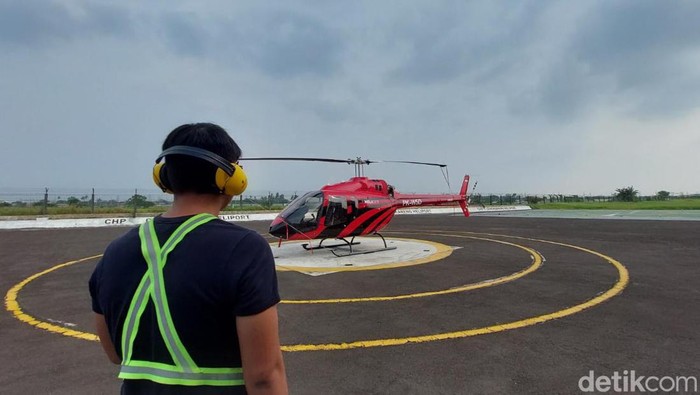 Naik helikopter