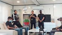 Sebelum terbang,  kami pun dibreafing tim safety mengenai hal-hal apa saja yang boleh dan tidak boleh dilakukan di helikopter saat terbang. Salah satunya adalah untuk tidak berdiri di bagian belakang helikopter karena itu titik buta pilot.