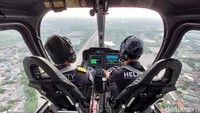 Oh iya, bangku helikopter tidaklah bersekat seperti bangku di pesawat, jadi tidak ada sandaran tangan ya traveler. Serta untuk ruang kakinya sama seperti di pesawat komersil, pas-pas saja. Juga, suatu pengalaman sekali bisa melihat pilot mengemudikan helikopter dari dekat.