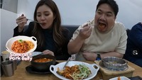 YouTuber ini juga mampir makan di sebuah restoran. Mereka tampak menikmati samcan tumis yang pedas rasanya, disantap bersama nasi ketan yang hangat. Foto: YouTube Nex & Veve