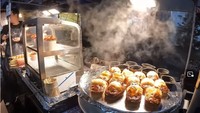 Ia dan istri juga mengunjungi gerai yang menjual gyeran ppang atau roti telur. Terlihat menggugah selera di tengah kepulan asap panas. Foto: YouTube Nex & Veve