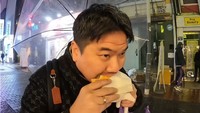 Seperti bungeoppang berbentuk koin jadul yang berisikan krim custard berikut ini. Nex tampak menikmatinya di tengah cuaca dingin Seoul. Foto: YouTube Nex & Veve