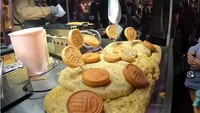 Nex dan Veve mengunjungi Myeongdong yang dikenal sebagai kawasan turis dan jajanan kaki lima. Terbukti beragam jajanan ia temui di Myeongdong. Foto: YouTube Nex & Veve