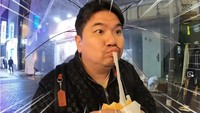 Nex Carlos, YouTuber kuliner yang terkenal di Indonesia. Pria yang memiliki jargon Makan Cuy ini sedang pergi liburan ke Korea bersama sang istri, Veve. Foto: YouTube Nex & Veve