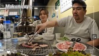 Sebagai seorang YouTuber, Nex Carlos juga mencoba restoran favorit langganan pesepakbola Son Heung Min. Nex dan Veve sangat menikmati daging panggang yang mereka pesan. Foto: YouTube Nex & Veve
