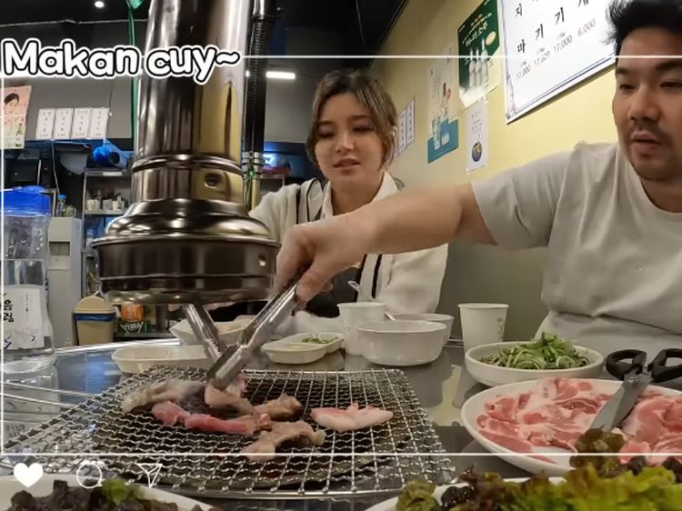 Nex Carlos dan Istri Liburan ke Korea, Jajan Kaki Lima Sampai Puas