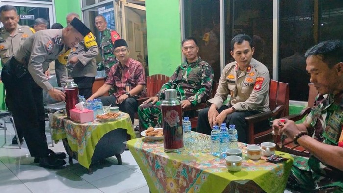 Ngopi bareng Polsek Tambora dan Koramil Tambora (dok. Istimewa)