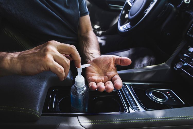 Pakai Handsanitizer di Mobil.