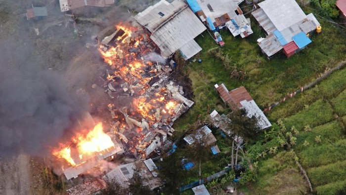 Pantauan udara 5 rumah warga yang dibakar KKB di Puncak, Papua Tengah.
