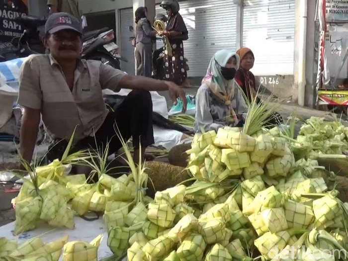 pedagang janur di tulungagung