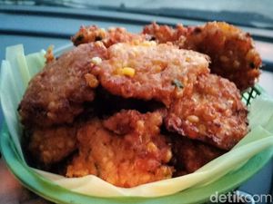 Pelas Palang, Bakwan Jagung Khas Tuban yang Gurih Pedas