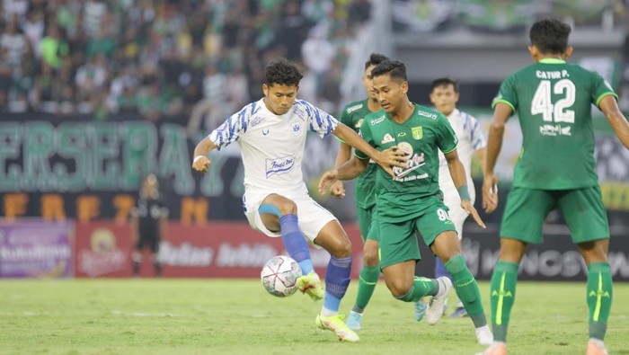 Pemain PSIS, Reza Irfana (putih) saat membela tim Mahesa Jenar di ajang Liga 1 2022/2023.