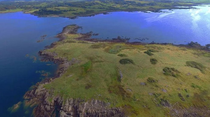 Memiliki pulau pribadi bukan hal yang tak mungkin. Sebuah pulau di pantai selatan Skotlandia dijual dengan harga sekitar £150.000 (US$190.000) atau setara Rp 2,77 miliar (kurs Rp 14.600). Dikutip dari CNN, Jumat (28/4/2023), pulau yang dijual itu bernama Pulau Barlocco.
