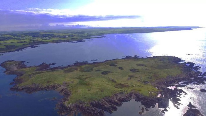 Memiliki pulau pribadi bukan hal yang tak mungkin. Sebuah pulau di pantai selatan Skotlandia dijual dengan harga sekitar £150.000 (US$190.000) atau setara Rp 2,77 miliar (kurs Rp 14.600). Dikutip dari CNN, Jumat (28/4/2023), pulau yang dijual itu bernama Pulau Barlocco.