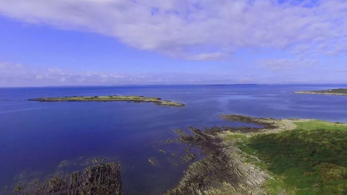 Penampakan Pulau Pribadi yang Dijual Murah Rp 2,7 M Memiliki pulau pribadi bukan hal yang tak mungkin. Sebuah pulau di pantai selatan Skotlandia dijual dengan harga sekitar £150.000 (US$190.000) atau setara Rp 2,77 miliar (kurs Rp 14.600). Dikutip dari CNN, Jumat (28/4/2023), pulau yang dijual itu bernama Pulau Barlocco.