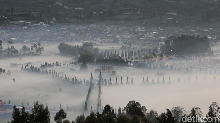 Kawasan Candi Arjuna dan Kawah Sikidang di dataran tinggi Dieng.