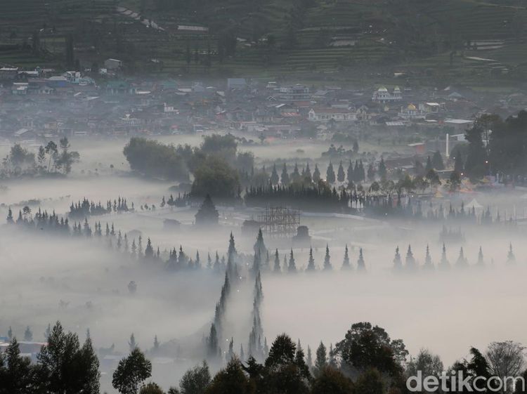 Potret Embun Es Selimuti Kawasan Candi Arjuna Dieng Pagi Ini