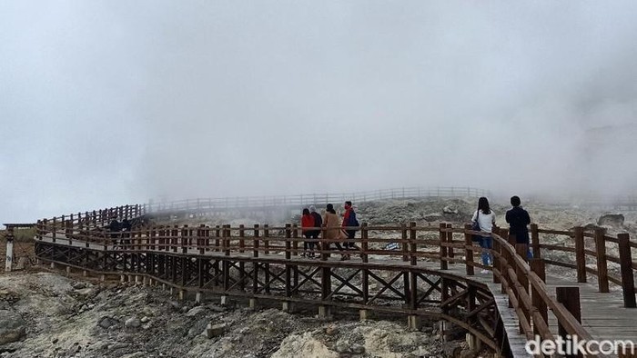 Kawasan Candi Arjuna dan Kawah Sikidang di dataran tinggi Dieng.
