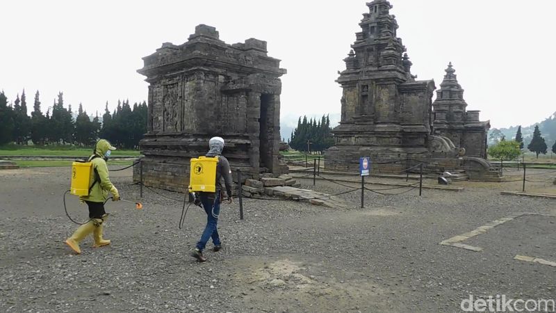 Kawasan Candi Arjuna dan Kawah Sikidang di dataran tinggi Dieng.