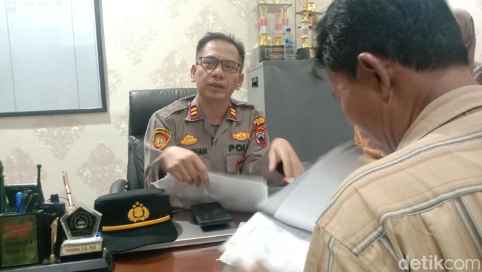 Pria yang mempertontonkan kemaluan di Kudus, tengah dimintai keterangan polisi, Jumat (28/4/2023).