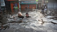 Banjir mencapai 1 meter pada titik paling tinggi.