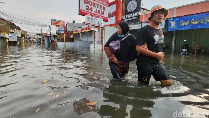 Hujan deras yang mengguyur meskipun sesaat membuat Perumahan Taman Asri, Larangan, Kota Tangerang, Jumat (28/4/2023) sempat terendam banjir hingga 1 meter.