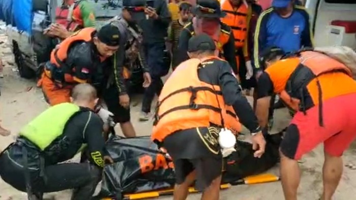 Petugas evakuasi jasad wisatawan yang sempat hilang di Pantai Santolo.