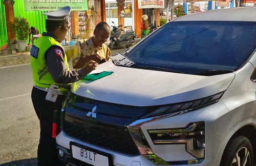Polisi lalu lintas Polres Tabanan menilang sopir mobil Xpander putih yang menggunakan pelat modifikasi, Jumat (28/4/2023). (istimewa)