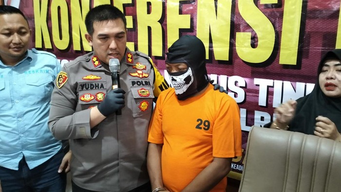 Polisi menangkap HS, ayah yang menghamili anak sendiri, dan membuang bayi yang lahir itu cacat di pinggir jalan di Jalan Raya Pontang-Tirtayasa, Kabupaten Serang.