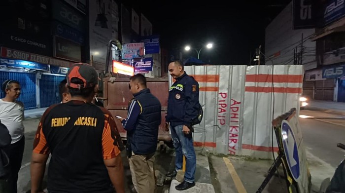 Polisi saat melakukan olah TKP dan evakuasi pekerja galian IPAL yang tewas kesetrum listrik