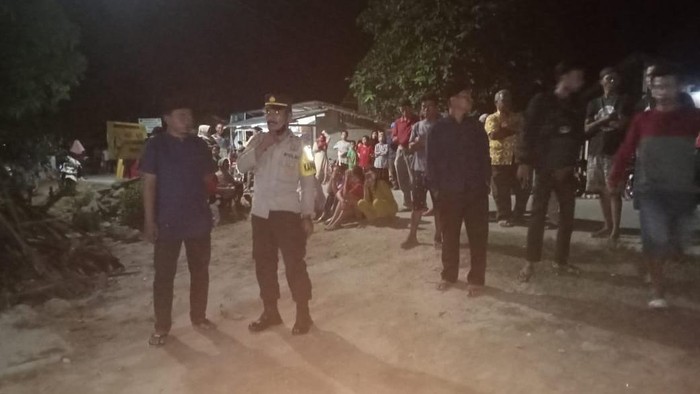 Polisi saat mengamankan lokasi pembunuhan di Sigi, Sulteng.