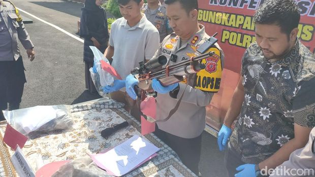 Polisi tunjukan proyektil senapan angin yang bersarang di kepala korban Ria Puspita