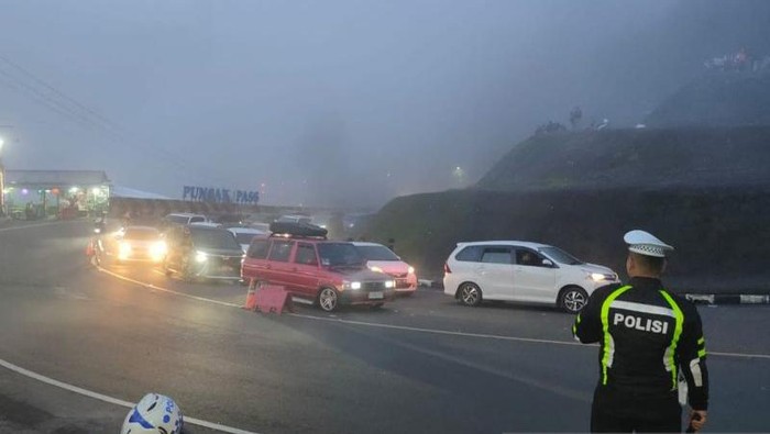 Polres Cianjur memberlakukan sistem satu arah (one way) menuju Bogor mulai dari Jalan Raya Cipanas pada H+5 Lebaran untuk mengantisipasi macet. (ANTARA/Ahmad Fikri)