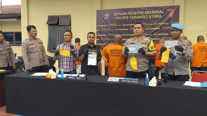 Polres Taput saat memaparkan kasus pencurian perhiasan 250 gram.