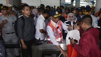 Sebelumnya Menteri Perhubungan (Menhub) Budi Karya Sumadi (tengah) didampingi Dirut ASDP Ira Puspadewi (kedua kanan) melakukan peninjauan arus balik Lebaran di Pelabuhan Bakauheni, Lampung Selatan, Lampung, Jumat (28/4/2023).