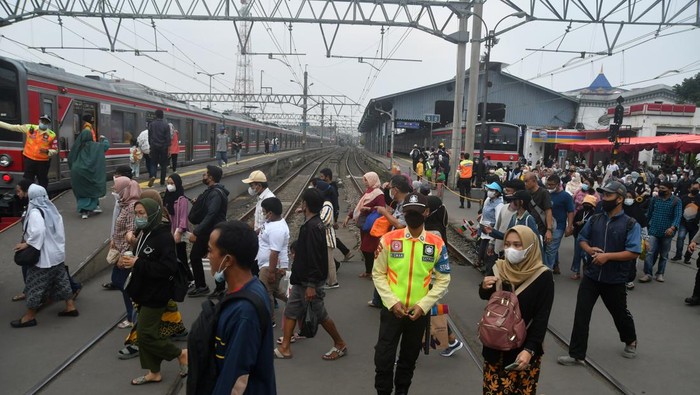 Potret Penumpang KRL Usai Libur Lebaran, Sudah Ramai? Sejumlah penumpang turun dari gerbong Kereta Rel Listrik (KRL) Commuterline Jabodetabek di Stasiun Bogor, Jawa Barat, Kamis (27/4/2023). VP Corporate Secretary KAI Commuter Anne Purba mengatakan penumpang KRL Jabodetabek diperkirakan menembus angka 1 juta orang saat warga mulai bekerja kembali setelah libur Lebaran dengan tersedianya 1.100 perjalanan KRL. ANTARA FOTO/Arif Firmansyah/tom.