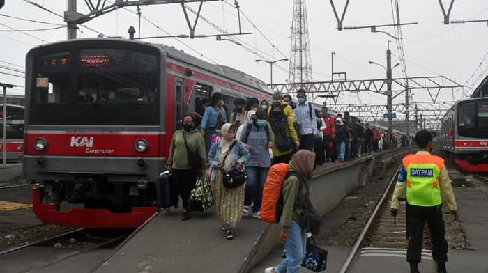 Sejumlah penumpang turun dari gerbong Kereta Rel Listrik (KRL) Commuterline Jabodetabek di Stasiun Bogor, Jawa Barat, Kamis (27/4/2023). VP Corporate Secretary KAI Commuter Anne Purba mengatakan penumpang KRL Jabodetabek diperkirakan menembus angka 1 juta orang saat warga mulai bekerja kembali setelah libur Lebaran dengan tersedianya 1.100 perjalanan KRL. ANTARA FOTO/Arif Firmansyah/tom.
