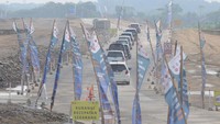 Sejumlah mobil melintasi jalan tol fungsional Solo-Yogyakarta di Sawit, Boyolali, Jawa Tengah, Jumat (28/4/2023).