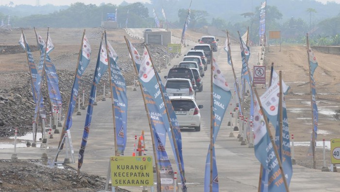 Potret Tol Fungsional Solo-Yogyakarta Ramai Dilalui Kendaraan saat Arus Balik Dua anak bersepeda melintasi jalan tol fungsional Solo-Yogyakarta dari arah Polanharjo di Sawit, Boyolali, Jawa Tengah, Jumat (28/4/2023). Berdasarkan catatan PT Jogjasolo Marga Makmur pada Jumat (28/4) pukul 13.00 WIB kendaraan yang melintasi jalan tol fungsional Solo-Yogyakarta saat arus balik Lebaran sebanyak 2.147 kendaraan. ANTARA FOTO/Aloysius Jarot Nugroho/tom.