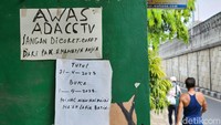 Setiap warung hingga toko tersebut memajang poster imbauan dan tanggal buka kembali.