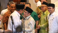 Prabowo dan Cak Imin diketahui melakukan pertemuan sejak pukul 16.57 WIB di kediaman Prabowo. Prabowo menyapa langsung jajaran pengurus PKB saat tiba.