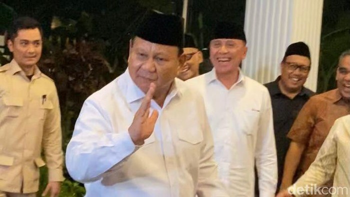 Prabowo Subianto saat joget di depan Cak Imin. (Dwi Rahmawati/detikcom)