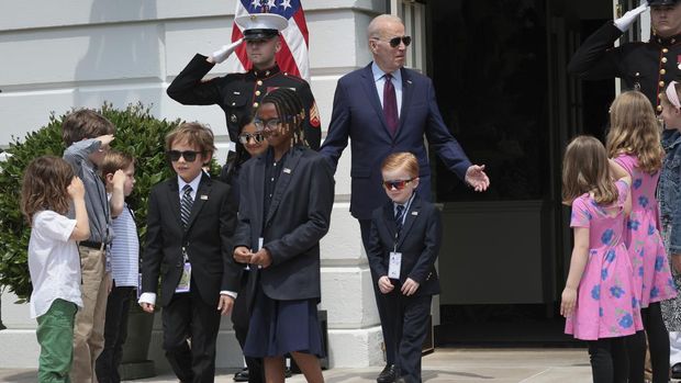 Presiden AS Joe Biden bersama anak-anak yang berpakaian seperti agen Secret Service di acara Hari Bawa Anak Anda ke Tempat Kerja 27 April 2023 di Washington, DC. (Getty Images/Win McNamee)