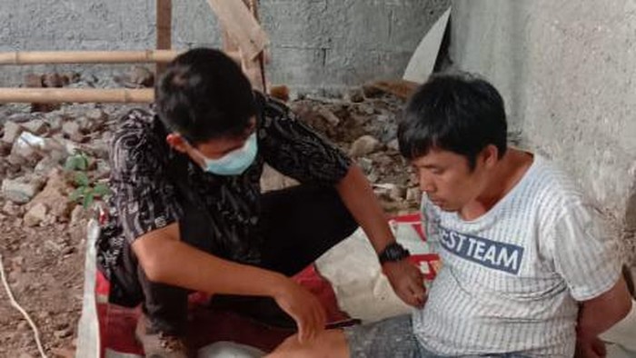 Pria dengan tangan dan kaki terikat di Bandung Barat, Jumat (28/4/2023).